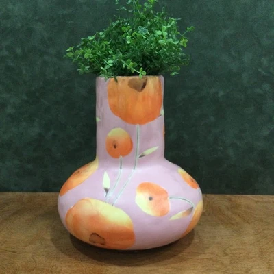 Jarrón Anthropologie de 6 pulgadas de alto, gres pintado a mano, acabado floral mate Foto 1 de 4