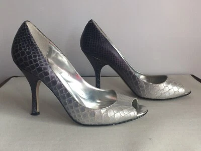 Tacones Enzo Angiolini “EA Maylie” plateados y azules imitación cocodrilo punta abierta (talla: 8,5 M) Foto 1 de 4