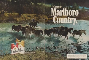 Sigarette Marlboro 1977 - Cowboy Rancher Crosses River Horses - Pubblicità stampa 2 pagine - Foto 1 di 3