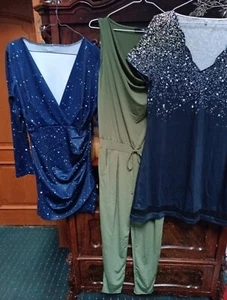 3 Teile : 2 blaue Kleider + 1 khakigrüner Overall/Jumpsuit - Gr.M/L  - Neu - Bild 1 von 9