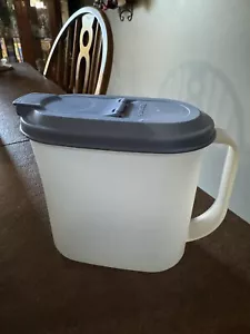 Tupperware 1 quarto brocca slimline con coperchio ribaltabile blu chiaro 2189A-1 20108-3 - Foto 1 di 5