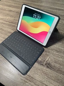 iPad 8thGen 10.2in WiFi 32GB Excellent Cond inc Logitech Folio Keyboard Case - Picture 1 of 18