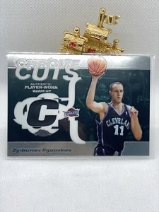 2003-04 Topps Chrome Basketball Cuts Relic #CCR-ZI Zydrunas Ilgauskas Warm-up - Picture 1 of 2