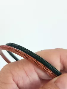 Set di 2 BRACCIALETTO BRACCIALETTO VINTAGE CINESE MARRONE VERDE CINABAR intagliato a mano - Foto 1 di 8