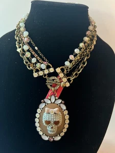 COLLAR COLGANTE BETSY JOHNSON HALLOWEEN CARA ESQUELETO METAL RESINA - Imagen 1 de 8