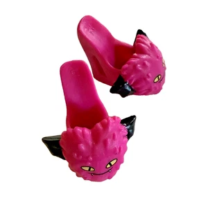 Monster High Puppe Draculaura tot müde Hausschuhe Schuhe Keilabsatz schwarze Ohren - Bild 1 von 7