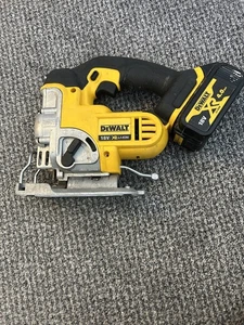 DEWALT DCS331 Akku Stichsäge Brushless 18V XR gelb blankes Gerät rotierendes Blatt  - Bild 1 von 3