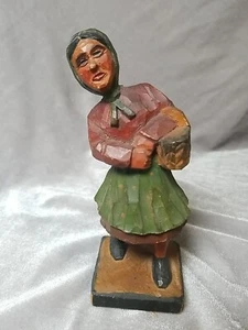 Estatuilla vintage tallada a mano mujer en vestido con cesta 5,5" reparada  - Imagen 1 de 9