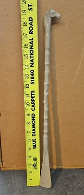 Vintage Tan Horse Head Shoehorn all plastic 19.75" long Foto 1 de 4
