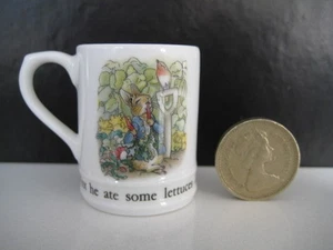 TASSE MINIATURE RARE WEDGWOOD PETER LAPIN BEATRIX POTTER OS CHINA TANKARD - Photo 1/1