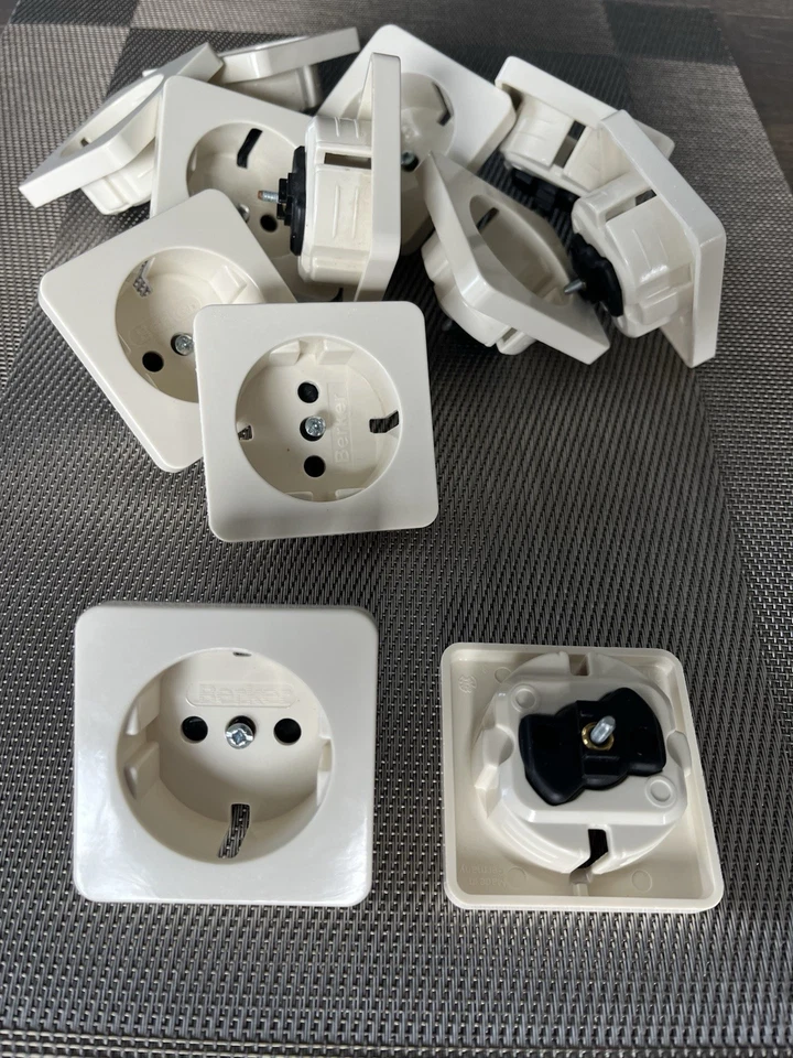 Berker Modul 2 Steckdose Abdeckung cremeweiss. Erhöhter Berührungsschutz - Bild 1 von 1