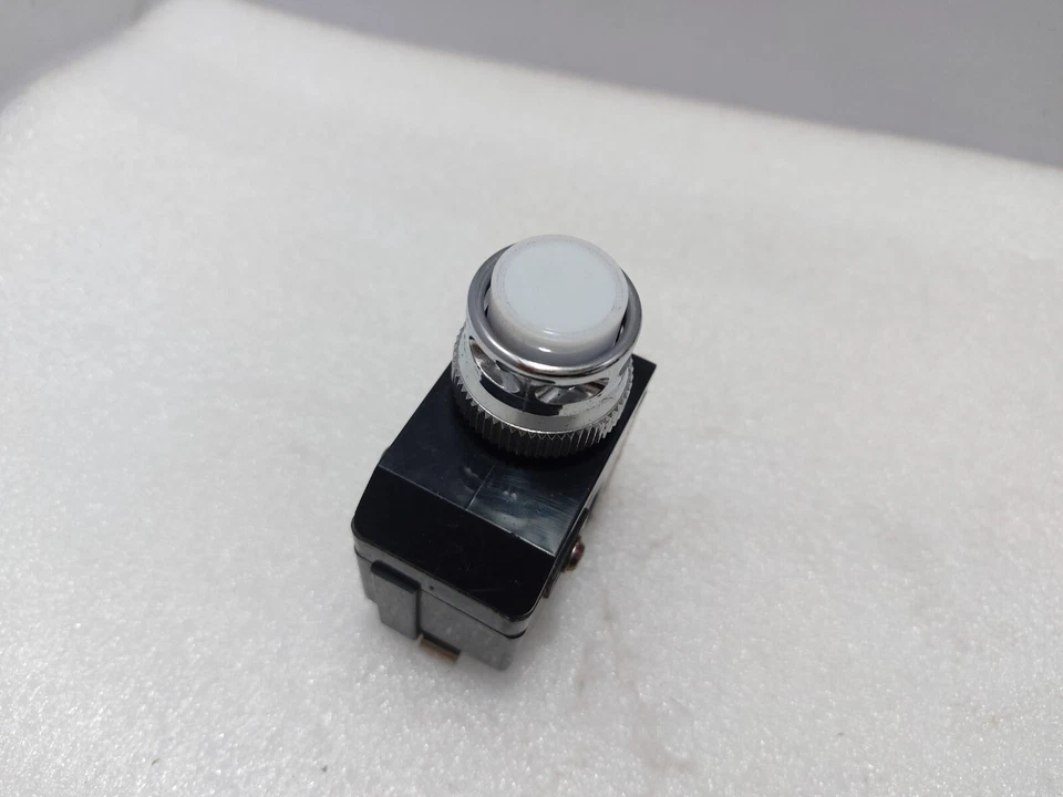 Koino KH-512 Pilot Light Button Lamp 50-60hz P.220v 6.3v Contact Volt 250v 6a - Image 1 of 4