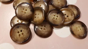 4 Stück ☆ 4 loch ☆ Knopf ☆ Beige  / Braun  ☆ 23 mm glänzend ☆ Jacke, Hose, Hemd  - Bild 1 von 4