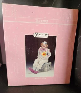 Yamada Originals Schmid 1990 Clown sitzend auf einer Kiste Spieluhr/Puppenfigur  - Bild 1 von 6
