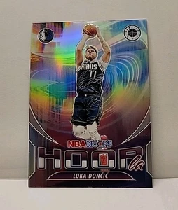 2023-24 NBA Hoops Premium Stock Luka Doncic #7 Silver Prizm Hoopla Mavericks Q1 - Bild 1 von 1