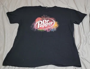 Dr. Pepper Est. 1885 Black Graphic T-Shirt Fireworks Size 2XL Anvil Lightweight - Picture 1 of 5