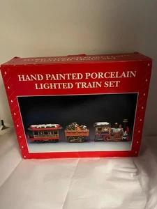 Trenino illuminato in porcellana dipinto a mano - Foto 1 di 6