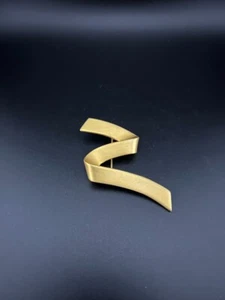 VINTAGE MONET RIBBON BROOCH GOLD TONE - Picture 1 of 2