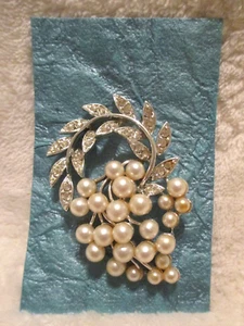 Broche de pedrería vintage~Lisner~patrón de perlas y hojas de imitación~tono plateado~años 50 - Imagen 1 de 10