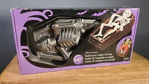 Wilton Dimensions Backformen Skelett / Zombie Schatulle Halloween 3D Pfanne 13" - Bild 1 von 8