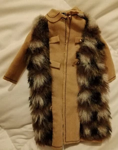 #3491- MANTEAU de poupée BARBIE- Vintage en daim et fourrure 1972 MOD - Photo 1/4