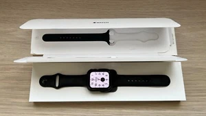 Apple Watch SE 44mm Boîtier en aluminium gris sidéral avec Bracelet Sport noir - Zdjęcie 1 z 4