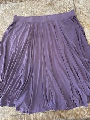 Falda Completa Púrrida Púrpura Talla 3 Cintura 40” Largo 29” 95% Poliéster 5% Spandex Foto 1 de 4