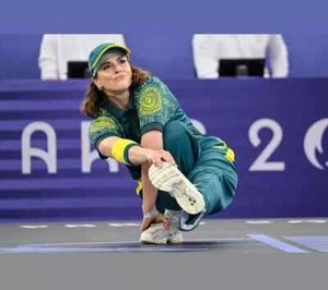 Authentic 2024 ASICS Olympic Paris Rachael Gunn (Raygun) Shirt - Size S - Picture 1 of 14