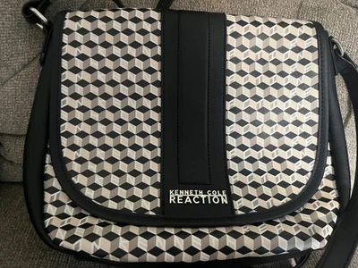 Kenneth Cole Reaction | Bandolera de cuero negra diseño de reacción cuadrada Foto 1 de 4