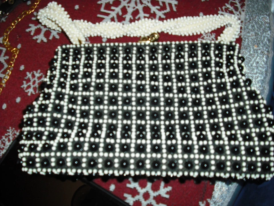 Lucille Ball 拥有穿黑白串珠 1950 年代钱包来自 Sydney Guilaroff — 第 1/4 张图片