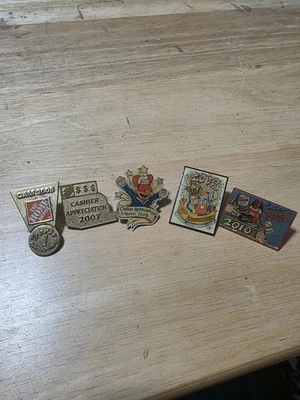 LOTE DE (5) ALFILERES DELANTAL APRECIACIÓN DEL CLIENTE THE HOME DEPOT, 2005, 07, 08, 09, 10 Foto 1 de 4