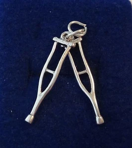 Par de muletas móviles médicas plata esterlina 3D 29x10 mm dije - Imagen 1 de 2