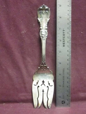 Tenedor grande para carne fría Sterling Reed & Barton Borgoña 9 1/4" 128 g sin monograma Foto 1 de 4