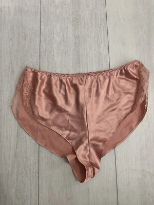 全新带标签 Victoria's Secret 缎面水龙头内裤 M 码 - Peachy 粉红色 — 第 1/3 张图片