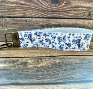 Schlüsselanhänger Kette Halter Handgelenk Schlüsselband Band Shabby Chic Rose Blau Blume Vintage - Bild 1 von 1