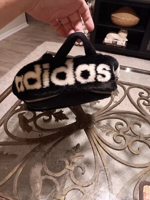Mochila de pele sintética Adidas duas bolsas preta com letras brancas  - Imagem 1 de 4