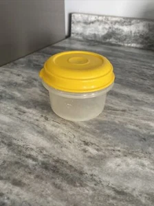 Contenedores de almacenamiento Rubbermaid Servin Saver de colección 1 taza #6 tapa amarilla - Imagen 1 de 6
