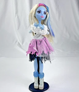 Monster High Abbey Bominable Puppe 2010 Mattel Original Outfit Stiefel komplett - Bild 1 von 9