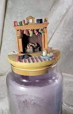 Nuestro adorno de velas de regalo americano para chimenea para vacaciones se adapta a tarro YC Lg - Nuevo en caja Foto 1 de 4