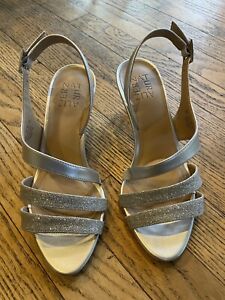 Preowned Naturalizer Taimi Sandals, Women's Size 6 Wide. Silver Prl/Glitter.
