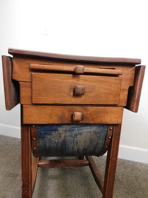 Antigua mesa de panaderos de cocina 19c TEMPRANA CUBO DE HARINA DE MADERA MACIZA EN MUY BUENA CONDICIÓN ¡ENVÍOS PRIMITIVOS! Foto 1 de 4