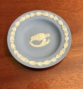Piatto Wedgwood Jasperware 4,5 pollici Isole Cayman tartaruga blu bianco ottimo - Foto 1 di 5