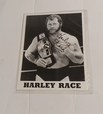 签名哈雷比赛与 NWA 冠军冠军腰带。 黑白 8x10。 — 第 1/2 张图片