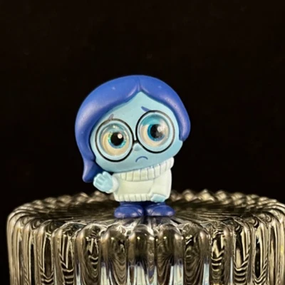 Disney Doorables - Inside Out 2 - Colección Peek - Tristeza Foto 1 de 4