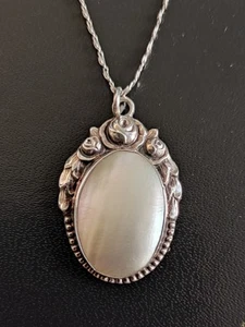 📿  Kette mit silbernem Jugendstil Anhänger 800er Rosen und Perlmutt Cabochon - Bild 1 von 3