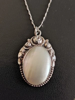 📿  Kette mit silbernem Jugendstil Anhänger 800er Rosen und Perlmutt Cabochon - Bild 1 von 3