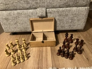 vintage chess set felt bases Wooden Box Retro Old Plastic King 75mm - Picture 1 of 10