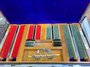 Vintage set of Optometrist testing lenses In Traveling Case.   - Afbeelding 1 van 11