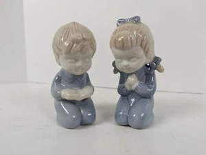 Juego de 2 estatuillas vintage de porcelana para niños rezando de rodillas KTM - Imagen 1 de 3