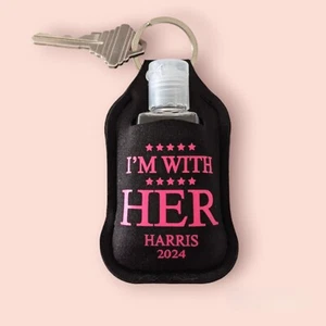 I'm With Her Desinfektionslotion Schlüsselanhänger Kamala Harris 2024 Flasche Reisegröße USA - Bild 1 von 3